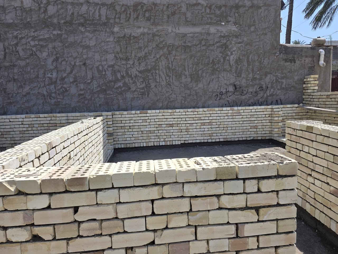 (((  ابو بنين المقاولات )))
عرض البناء الاقوى في بغداد 
  بناء.   نقد وبالقسط  كافت المناطق بغداد شتغل بكل زراعي كافت لمواقات عليه
***********انتصال 
عرض البناء يبده  300  الف الحد ٤٠٠الف للمتر المربع الواحد فقط ذرعة سقوف .. 
وفق المواصفات الانشائية التالية :-
1-تهيئة الارض  الارض و فرش طبقة من السبيس الخالي من الشوتئب و الجلمود عند الحاجة و حدل الارض بحادلة 20 طن للوصول الى المستوى المطلوب.
2-رش الارض بالمبيد الحشري الجرثومي عالي الفعالية مع فرش طبقة من النايلون الزراعي.
3-تأسيس شبكة مجاري 4انج الامل الشريف مصري مسلح ثلاث طبقات.
4-قالب الخشب و تسليح نشر حصيرةواحدة حديد بنشر 30سم مع اضافة جسور بابعاد اتاري 25سم ناجح بالفحص و باقطار حديد نصف انج مع شيش قياس 5 نوع عراقي f.f .
5-صب الاساس باسمنت مقاوم خلطة c30 بارتفاع 40سم للرفت.
6-صب البتلو مع اضافة مواد عازلة للرطوبة.
7-البناء يكون بالطابوق الابيض الجمهوري.
8-صب الاسقف نشر 30سم مع جسور بارتفاع 30سم و مواصفات الطابق الثاني و البيتونة نفس القياسات المذكورة.
9-تأسيس شبكة الماء مسلح درجة اولى تركي.
10-تأسيس الكهرباء نوع سيمنز العقبة الاردني.
11-تطبيك الارضية بكاشي موزاءيك وبورسلين تطبيك الحمامات و المطابخ بالسيراميك الايراني الدرجةالاولى
13-عمل الجص و البورك بمساطر بقياسات 90 سم و البورك نوع غزال او مالج.
14-الواجهة مرمر و بورسلين بنسبة 50% من كامل الواجهة بدون اي اضافة بالاسعار.
15-ديكورات جبسوم بورد للصالة فقط.
16-الانارة نوع سعودي او اماراتي بضمان 5 سنوات و الميزانية نوع (اي بي بي ) سويسري ضمان 25 سنة.
17-الفتنكات الصحية و الاثاث للصحيات نوع تركي درجة اولى.
18-لبخ المناور و الجدران الداخلية و الستارة للسطح مع النثر.
19-بايات الدرج كرانيت درجة ثانية او بورسلين حسب اختيار الزبون
21-محجر الدرج المنيوم تركي .
22-الابواب الداخلية تركية بقياس 210سم .
23-الشبابيك حديد او المنيوم مع زجاج بقياس 6ملم و ابواب المداخل حديد.
24-باب الاستقبال قاصة تركي المنشأ مع كيلونات ايطالية بضمان 20سنة من شركة E-Form.
25-السطح شتايكر مع فلين بسمك 3سم مع زميج مع عازل رطوبة.
26-تجهيز سخان سعة 120لتر مع تجهيز تانكي ماء سعة 1000لتر مع بوستر مع مضخة ماء درجة اولى.
27-باب السياج الخارجي حديد درجة اولى.
28-شبكة معالجة ارضة مع شبكة خطوط كامرات مع انترنيت .   المواصفات المذكورة تثبت و ترفق بالعقد .لمتر هيكل يبده من ١٨٥ الحد ٢٢٠
كافت مناطق الزراعي 
اشتغل جميع لموافقات عليه اي زراعي اني شتغل
