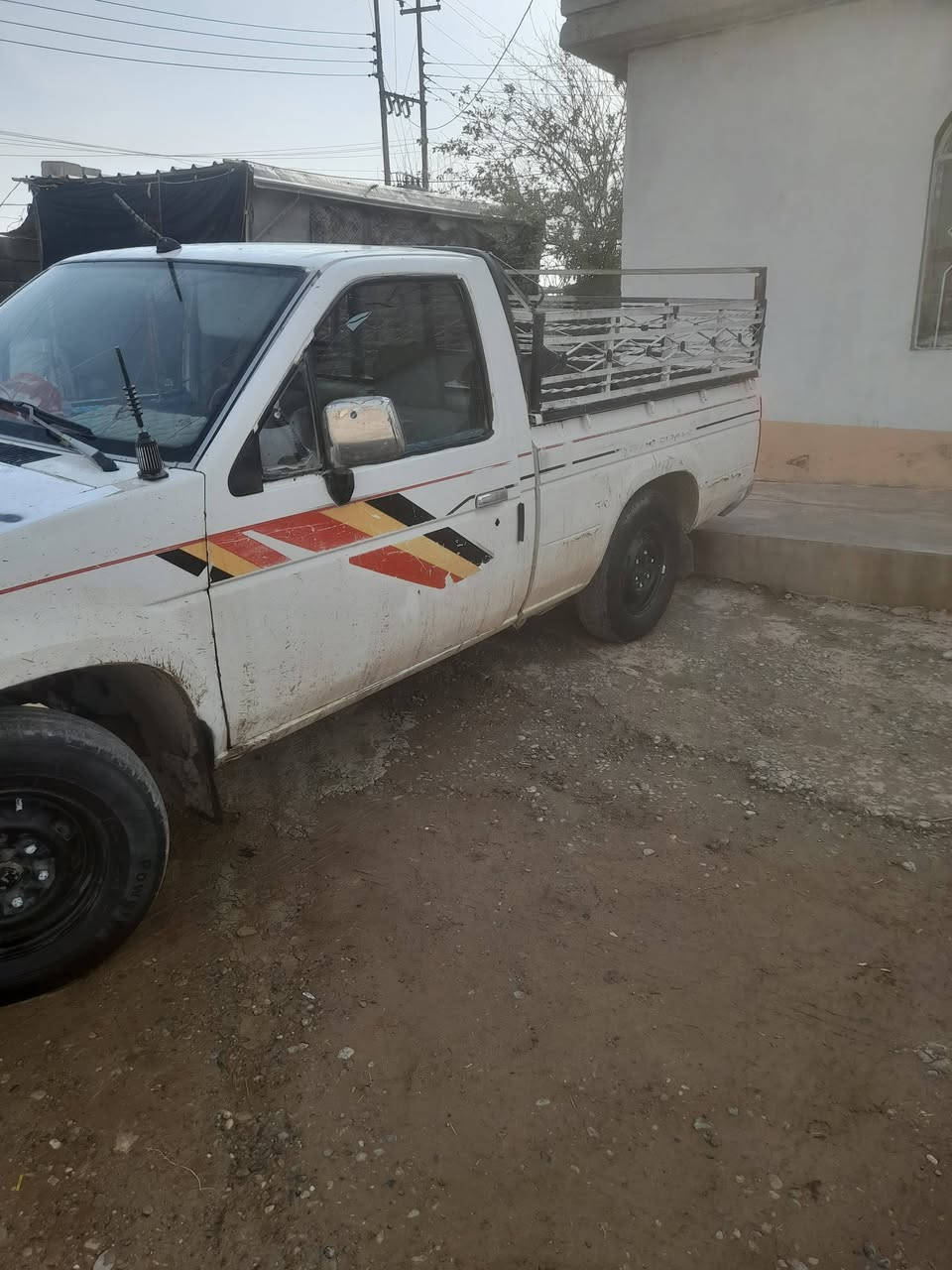 السلام عليكم نيسان البيع مديل 1988 محرك كير شرط السعر 33 وبي مجل ***********
