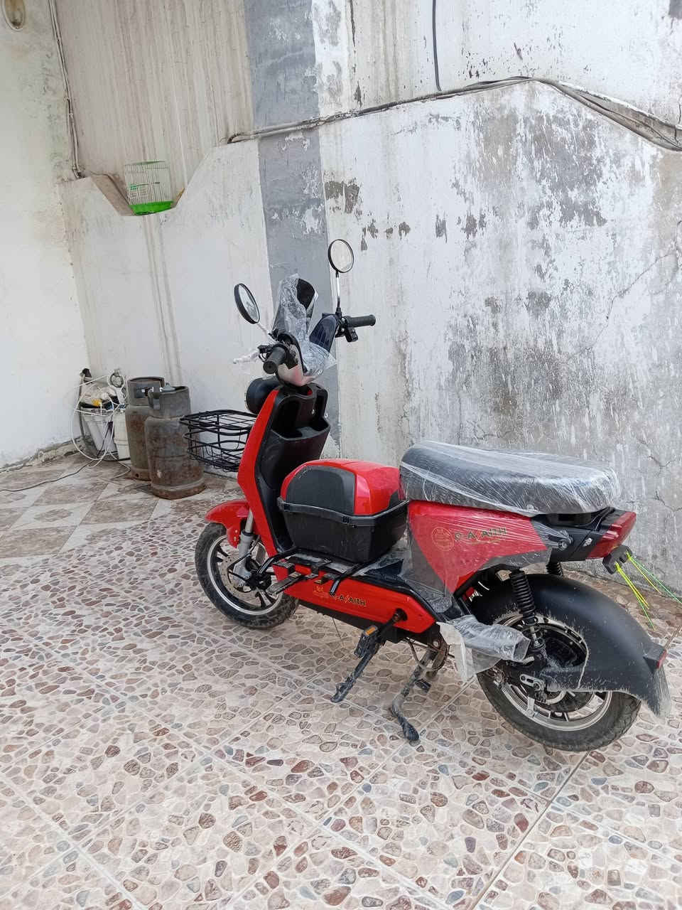 سلام عليكم
دراجه شحن للبيع 
حجم16 
5بطاريات دبل مالت r9
مواصفات حلوه 
تايرات جدد ونضيفات 
لون احمر بوكسر 
دراجه حلوه ومرتبه 
الدراجه جدا عمليه 
تفيد العمال 
كل شي مابيها 
بس صوت بلدسك وخلص يحتاجله تنضيف الدراجه بترابها 
ب350وبيها مجال للشراي
حتى الجنطه ما مشدوده
***********
