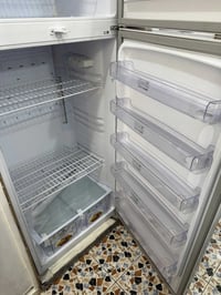 ثلاجه 24 قدم جديد وغير مستخدم بعده داخل الضمان سعر 350وبيه مجال 077113...