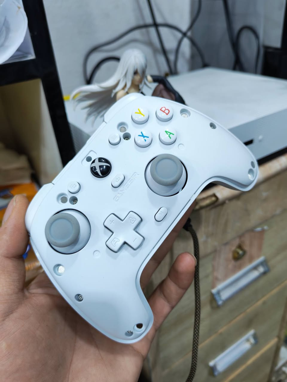 متوفر للبيع  اكس بوكس وان اس ذاكره٥٠٠ نضيف ٩٠٪ مامفتوح مع يده واحده
🔻 متوفر يده يده كم سي بالكارتونه استعمال يومين  لون ابيض
🔺 متوفر يده كيم سير الصادر احدث  لون اسود وذهبي اصدار خاص  جديده كارتونه ضايعه 
يتوفر خدمه توصيل  ***********
