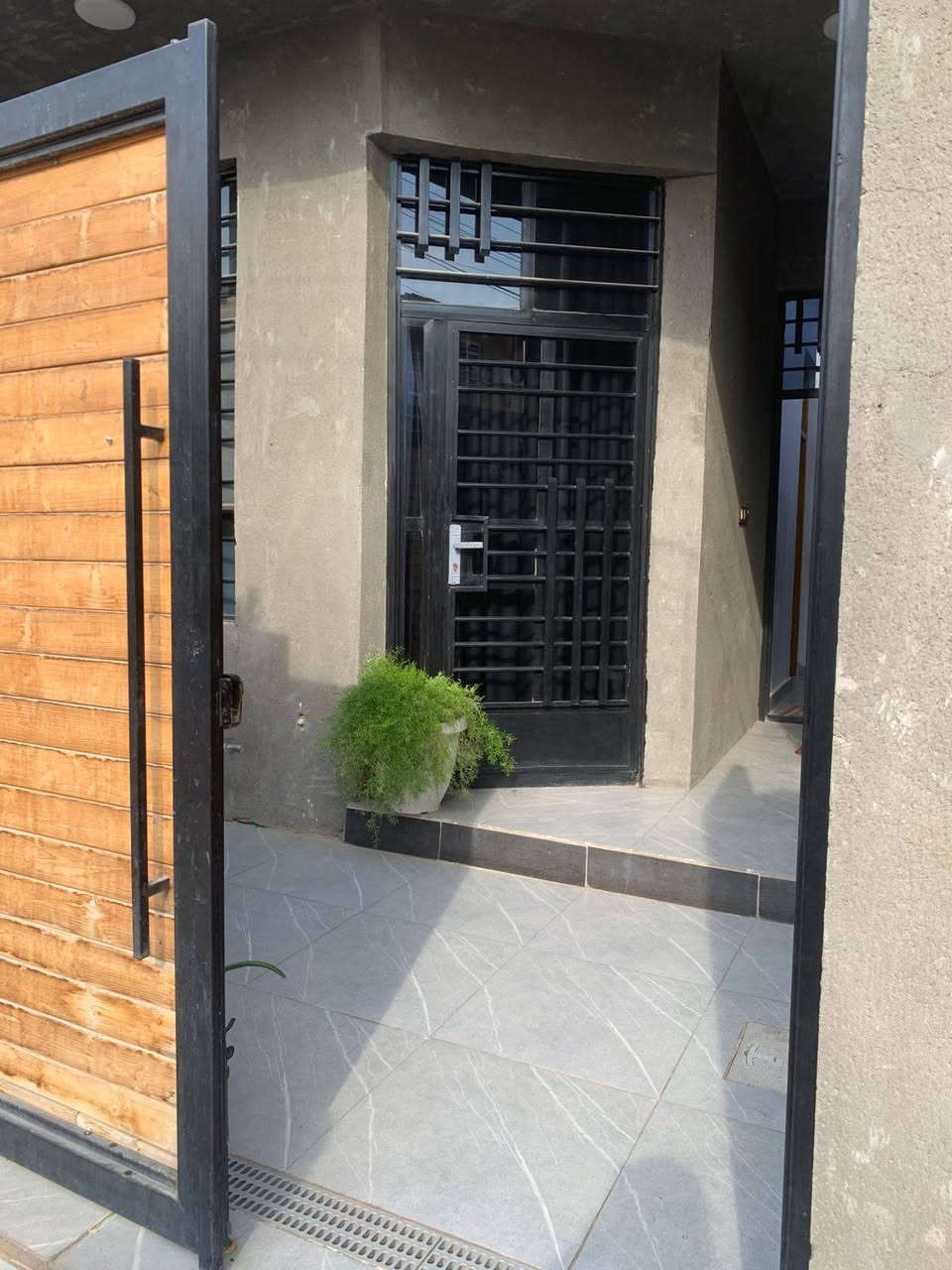 بيت مساحه 100متر قرار 117  متكون من 4غرف نوم عل شارع 10متر متوفر جميع الخدمات العنوان بغداد المدائن الجعاره مقابيل جامع سيد علي الاستفسار ***********
