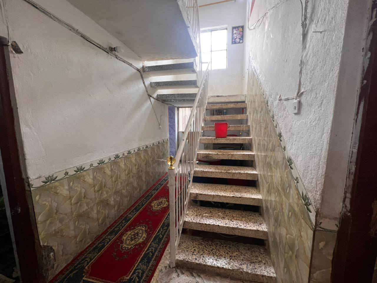 سلام عليكم بيت 200 متر طابقين طابق الأرضي إستقبال وهول وغرفه نوم وصحيات داخلي وخارجي ومطبخ وطارمه جبيره الطابق الفوك غرفتين نوم ومطبخ وصاله جبيره وصحيات داخل الصاله وتكدر تسوي مشتمل وتاجرة وحده الفوك  مكان البيت كربلاء حي العسكري قطاع 17 قرب مدرسه الصديق السعر160 رقم الهاتف ‏‪***********
