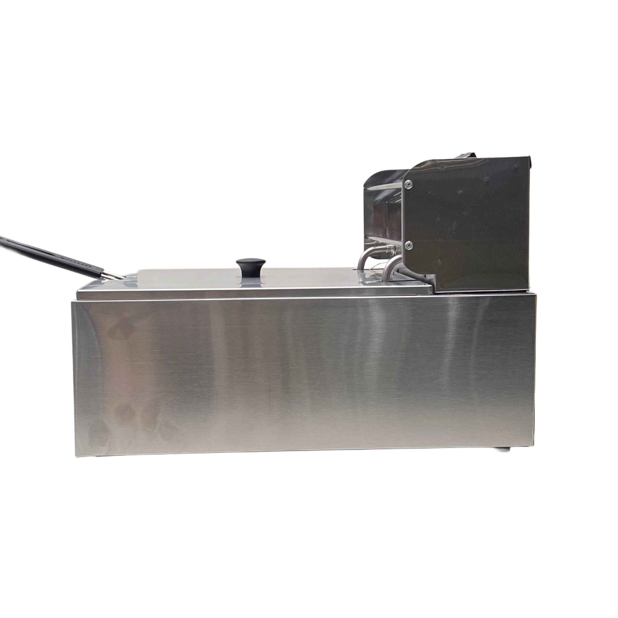 قلاية زيت كهربائية Saachi Plus سعة 6 لتر – موديل NL-DF 10 السعر 32 الف راسل الصفحة أو واتساب ***********

• قلاية زيت كهربائية من Saachi Plus مصممة للاستخدام المنزلي وتحضير الأطعمة المقلية بسهولة وتحكم مباشر.

• سعة كبيرة 6.0 لتر مناسبة لتحضير كميات جيدة من الطعام في المرة الواحدة.

• مقبض تحكم بدرجة الحرارة (Temperature Knob) لضبط الحرارة حسب الحاجة.

• سلة قلي كبيرة مرفقة مع مقبض مانع للحرارة (Anti-Scalding Handle).

• تصميم داخلي بحواف Golden R Corner لسهولة التنظيف.

• مقبض علوي مضاد للاصطدام (Anti-Collision Handle) لرفع الغطاء بثبات.
  
 • السعة: 6.0 لتر
 • 100–110 فولت / 1700 واط
 • 220–240 فولت / 2000 واط
 • درجة الحرارة: قابلة للتعديل حتى 190°C
 • الأبعاد: 45 × 29 × 29 سم
