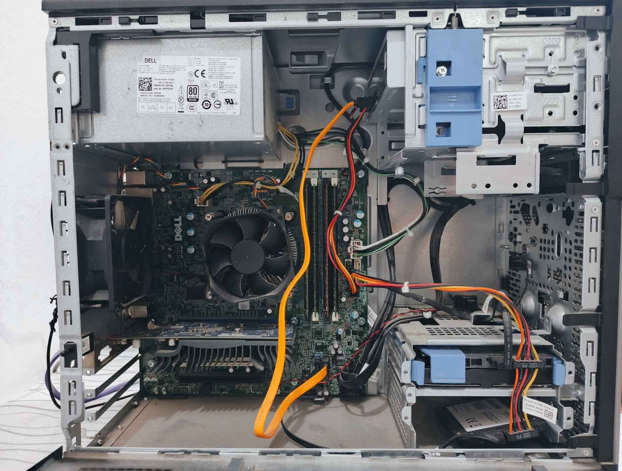 المواصفات موجودة بالصورة

التخزين  hdd 500 + ssd 128
كرت الشاشة  GT 1030 gddr5
المعالج  Core i5 4th gen
الرامات  4+4+4 (12gb ddr3)
حاسبة تجارية من شركة Dell

وياها واير HDMI لكرت الشاشة، وماوس وكيبورد
السعر 300 الف

مامتوفر توصيل
مكاني العمارة عمارة, ميسان


**إذا كنت صاحب هذا الإعلان وتريد حذفه لأي سبب، رجاءا أرسل رسالة إلى الدعم الفني**