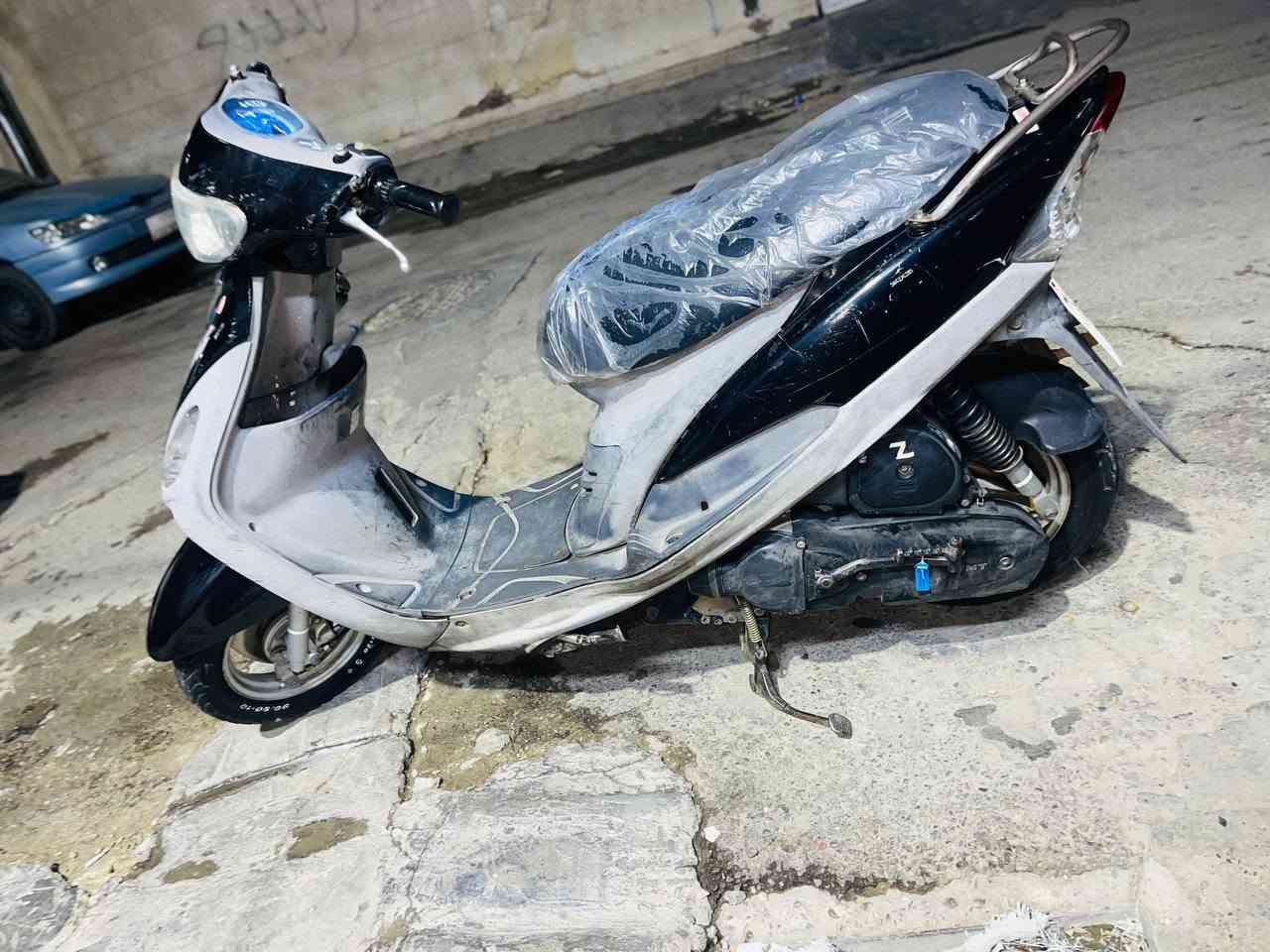 سلام عليكم شباب دراجه منغولي دراجه نضيفه ب معنى الكلمه مكينه ما طاخين البرغي مالته دراجه ناعمه تترحملي ع المكينه كدامكم الصوت ب الفديو دراجه ختم واحد  السعر 550 بيه مجال المكان بغداد الحبيبيه الرقم ***********
