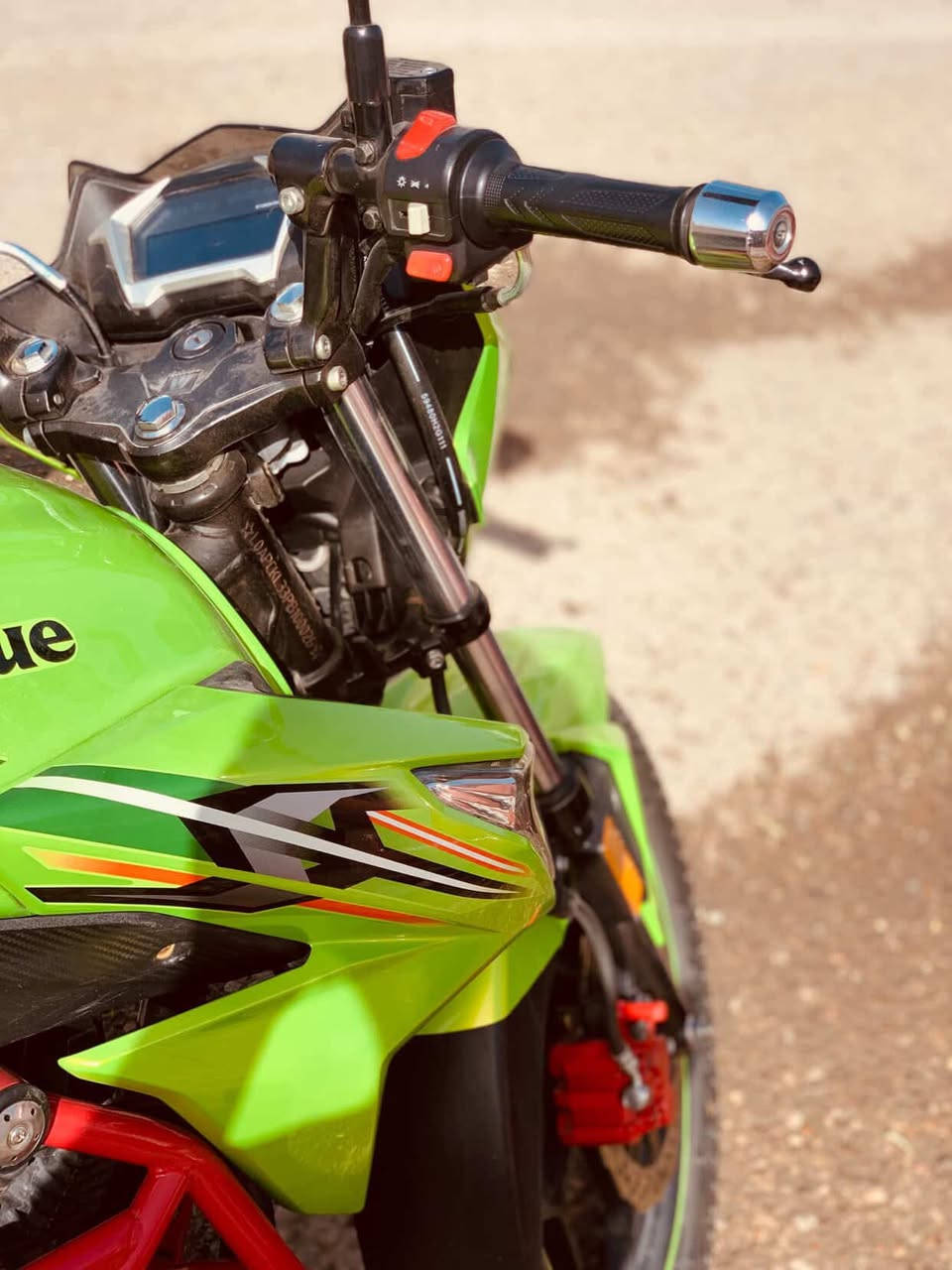 السلام عليكم دراجه هاوجي df مرقم انكليزي لوحات 2 ويا دراجه مكفوله من تاير لتاير موديلها 23 
***********
