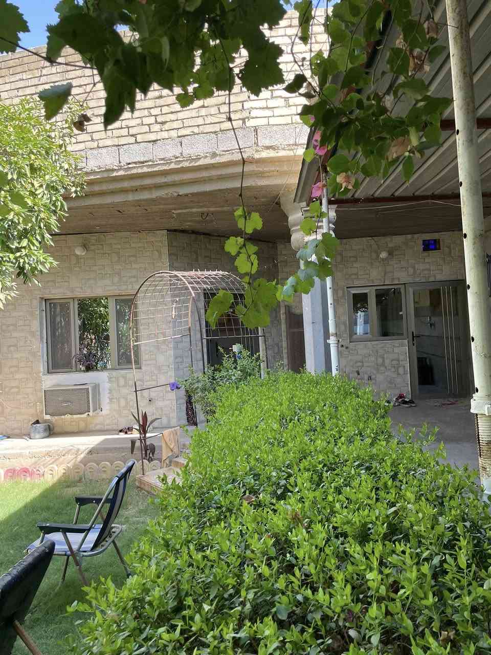 سلام عليكم دار للبيع كميرة ابو كفة  مساحة 263 واجهة سبعة ونص زراعي سند ٢٥
حديقة وكراج وغرفتين نوم وحدة جوه وحدة فوك كبار 
صحيات عدد ١ جوه و استقبال ومطبخ وحولي ومنور للاستفسار وباقي الصور  *********** او خاص
