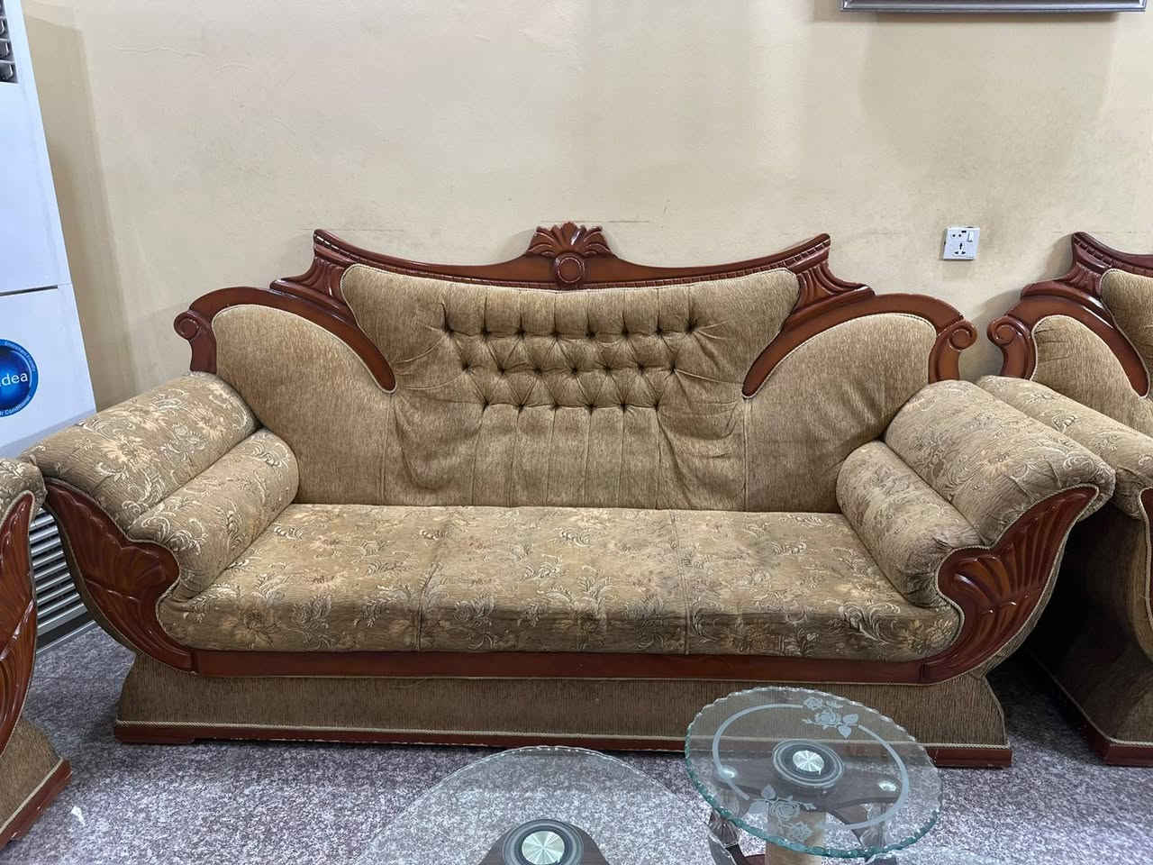 السلام عليكم 
تخم للبيع عدد ٥ قطع 
بحالة جيد جدا (نظيف ) 
مع طبلات زجاجية عدد ٥ 
وميز طعام زجاجي مع كراسي عدد ٤
مكان الحرية - شارع ٣٠ - اسواق الامير 
هاتف :- ***********
