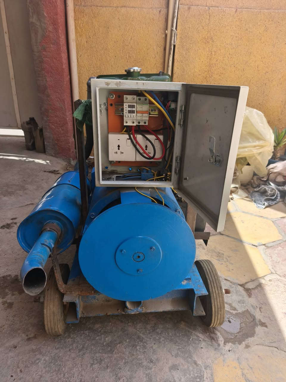 سلام عليكم 
مولدة دويز بستمين 12KV 
نظيفة للبيع سعر 2,500,000
العنوان/ نجف حرية 
***********
