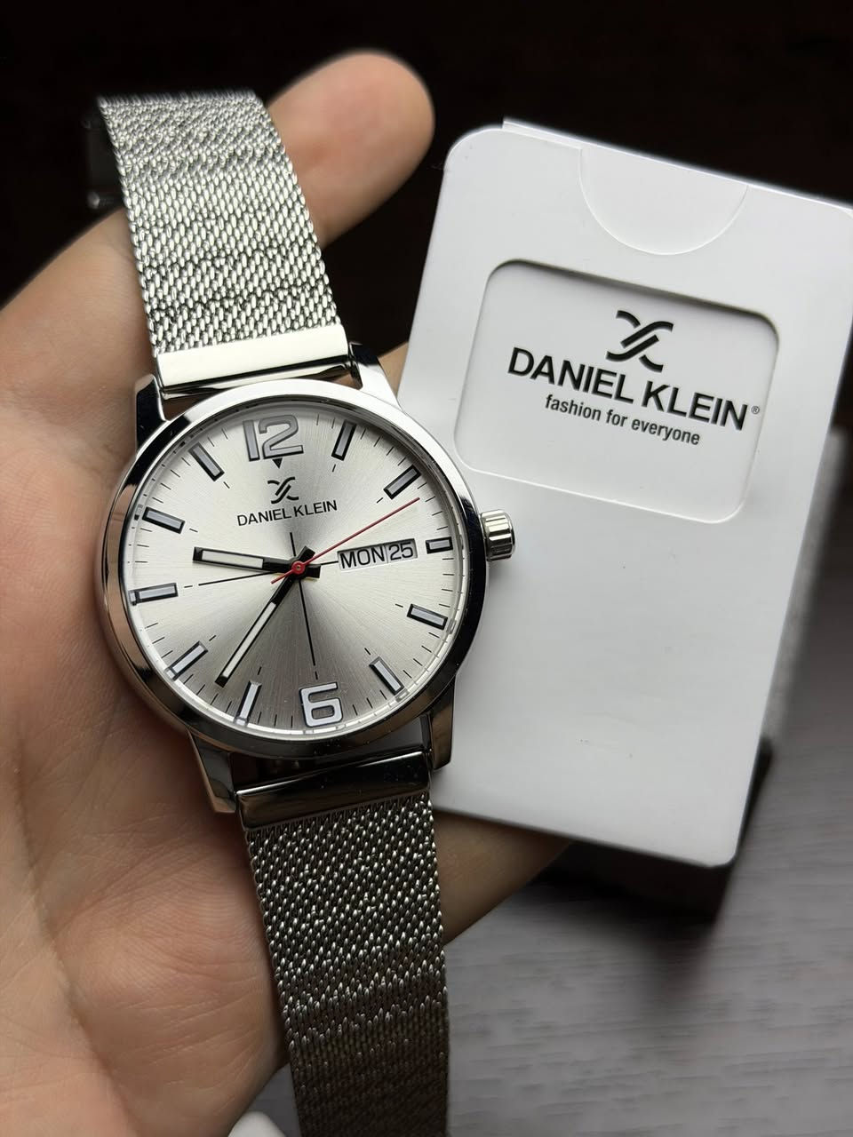 DANIEL KLEIN
اصلي ماكنة ياباني ضمان سنة 
مع مرفقات ( الكرنتي وعلبة حافظة فقط ) 
رقم الموديل DK1.12370.1
فل لامينوس ارقام واميال 
نافذ شهري  اسبوعي 
مقاومة للماء 50 متر 
ستانلس ستيل 
سير حصيرة مميز

السعر 35 الف على اول تم


**إذا كنت صاحب هذا الإعلان وتريد حذفه لأي سبب، رجاءا أرسل رسالة إلى الدعم الفني**