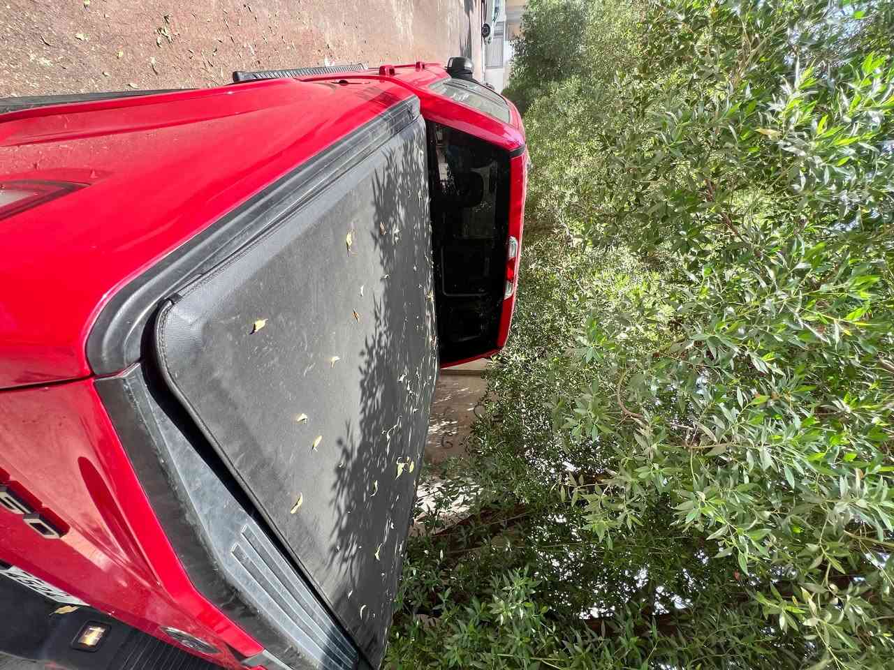 السلام عليكم 
عندي غطاء f150 عدد ٣ جديدة مثل اللي بالصورة 
بدي قصير 
بيع شلع جديدة بالكارتون 
شوية ٥ سم الكراتين بيهن بلل لكن بعدة مسلفن غير مفتوح 
السعر ما اعرف شكد اتصل وتفضل اخذهن ***********
