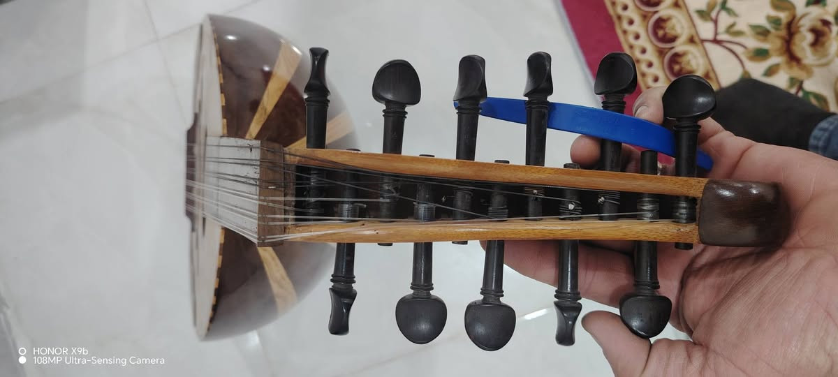 عود صناعة عراقية الصوت روعه شرط الفحص عنواني البصرة ابي الخصيب *********** السعر 600 وبي مجال
