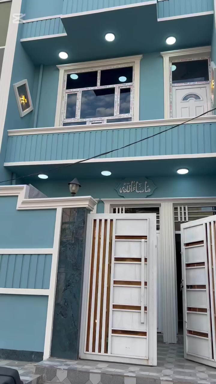 بيت جديد غير مسكون 100 متر حولي التحرير منطقة محمد ليلى الجزء الاول زراعي 25/ شارع 10 متر امبلط كل الخدمات متوفره قريب على محلات سنتر الحولي متكون من ثلاث غرف والتفاصيل موجوده بلفديو  السعر على خاص ويوجد واتساب 
***********
