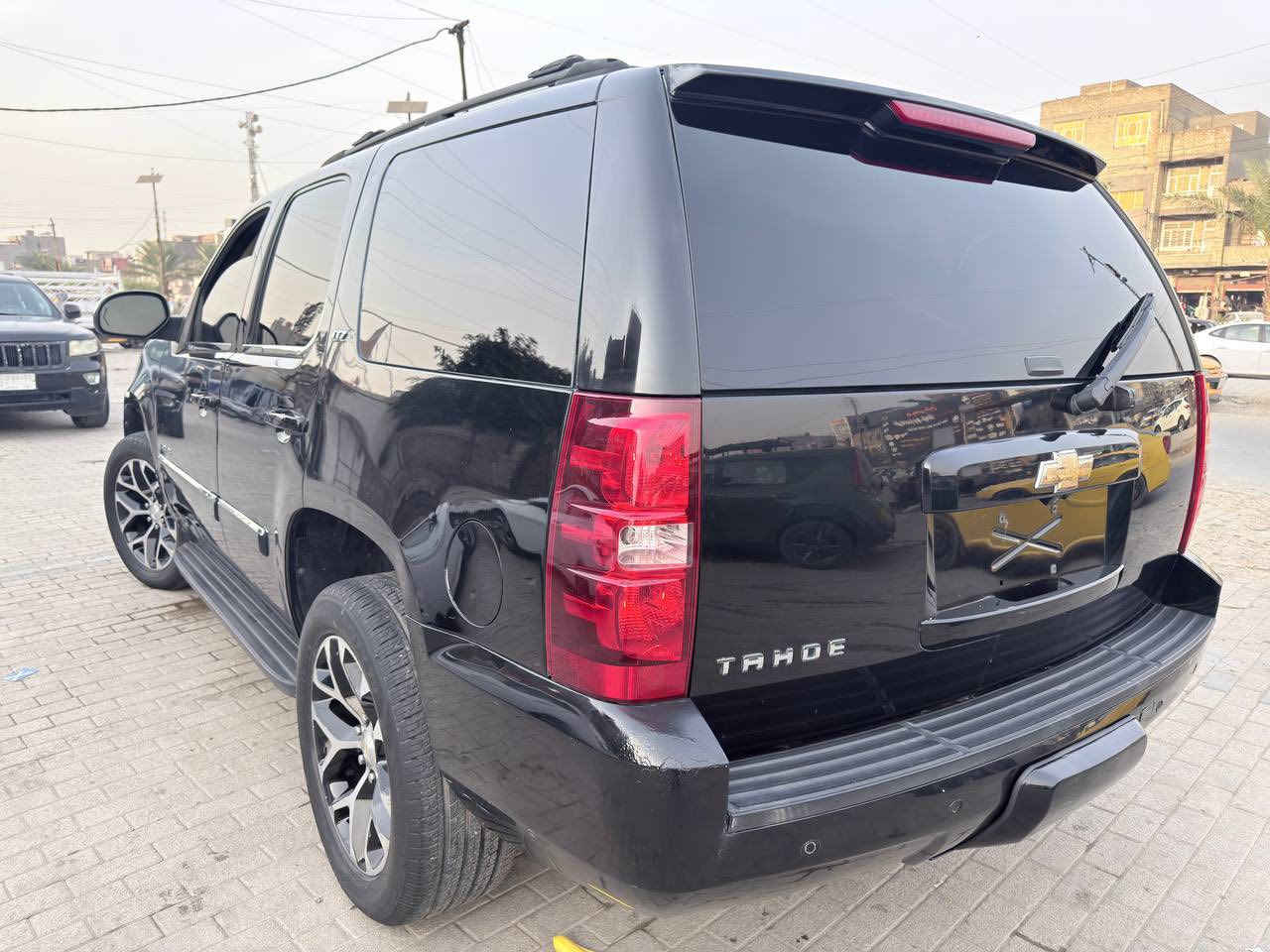 السلام عليكم 
جديد جديد جديد 
للبيع تاهو 2008 ادوات LTZ فول مواصفات 
مكفولة من الكص ومن السرقة 

مكفولة كير ومكينه واكسل 
المواصفات 
كشنات جلد 
كشنات كهربائي 
شاشة بل دشبول 
شاشة بل قماره  
كامره خلفية  
ويل كب  
مري شفط 
حساسات مرايه 
حساسات خلفية 
كامرة خلفية 

معروفه مواصفات LTZ 
بيها اهواي مواصفات 
السعر 115 وبيها مجال 
العنوان بغداد 
الهاتف ***********
