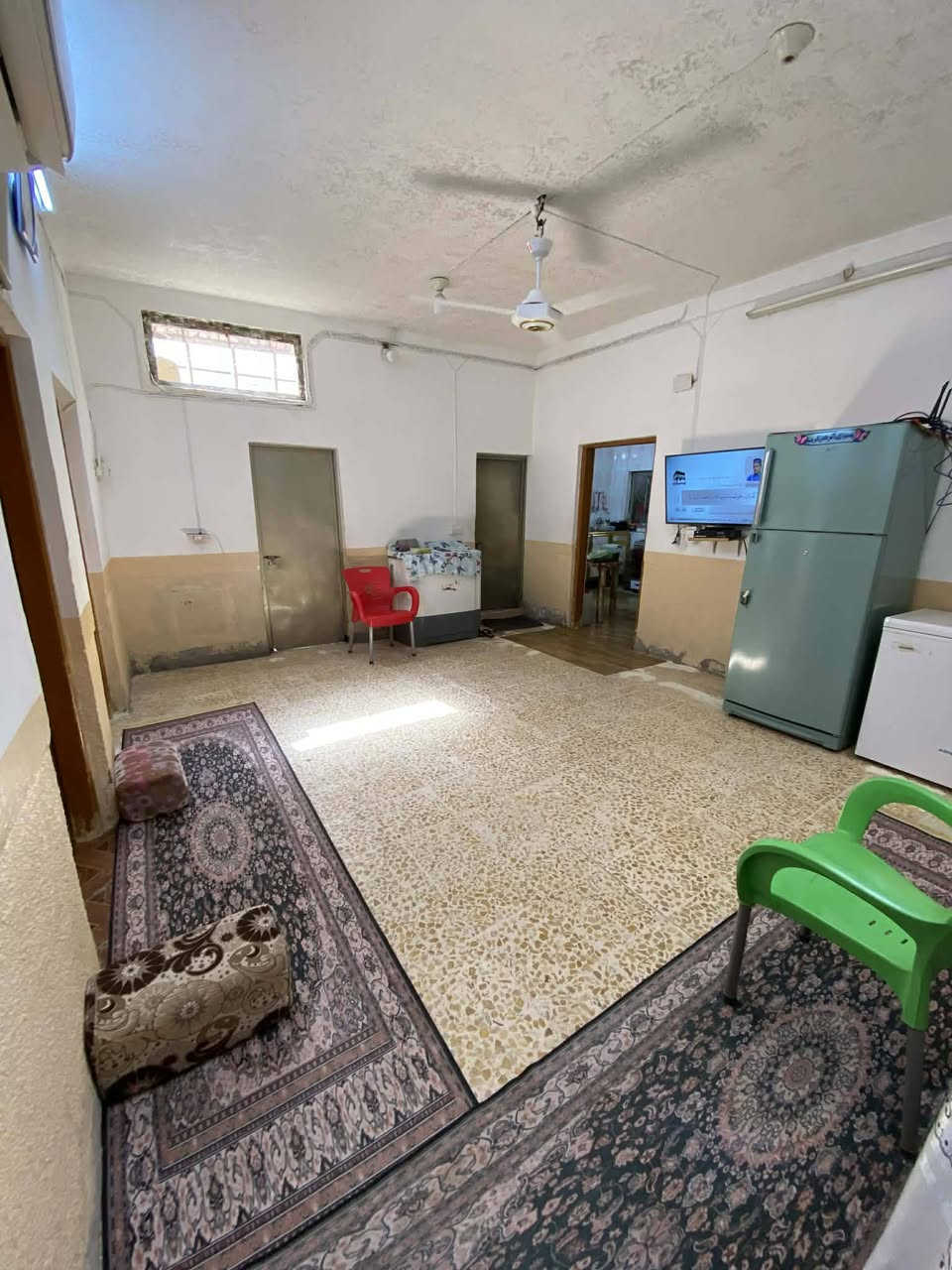 السلام عليكم بيت للبيع مقابل الملعب القديم مباشرتآ مساحة البيت 125 ،غرفتين كبار ٤x٥وصاله ومطبخ واستقبال وصحيات للاستفسار 
***********
