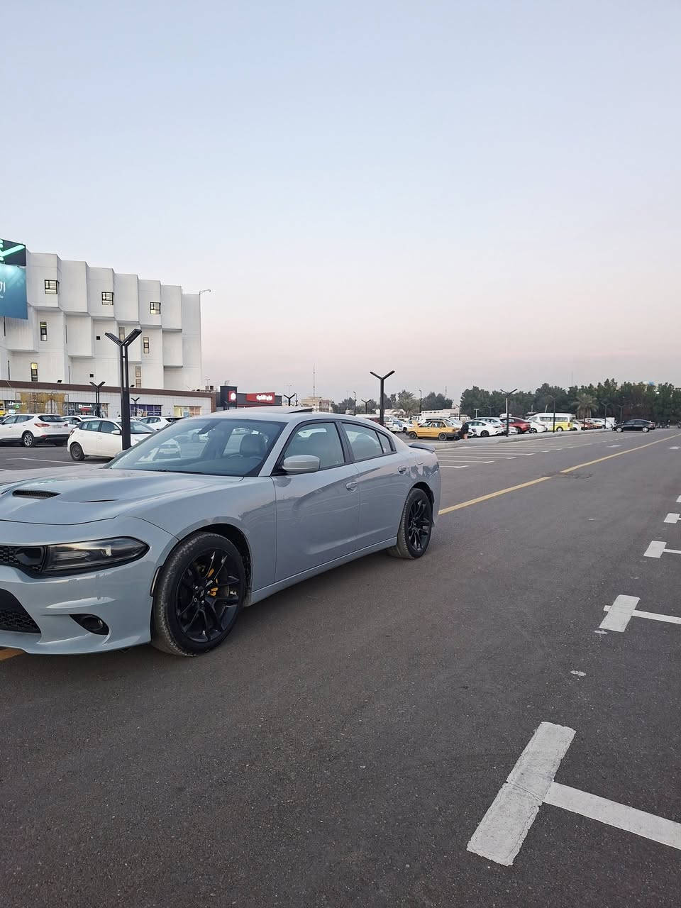 يالله يارزاق السلام عليكم سيارة نوع دوج جارجر موديل 2021 اللون سموك  وارد امريكي حادثه جاملغ وبنيد سيارة فول مواصفات 6سلندر تو ويل رقم بغداد مميز  ومكانه بغداد سعره 195ورقة رقم الهاتف ***********
