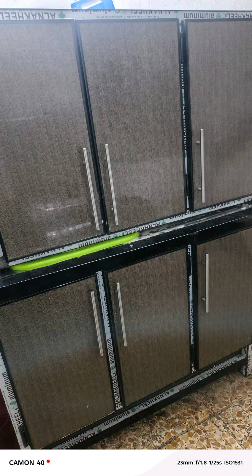 كاونتر مطبخ بجودة عالية مصنوع من الألمنيوم، يمتاز بالمتانة والمظهر العصري. يتكون من عدة أبواب لتوفير مساحة تخزين واسعة للمطبخ. التصميم الأنيق يناسب جميع الديكورات المنزلية.