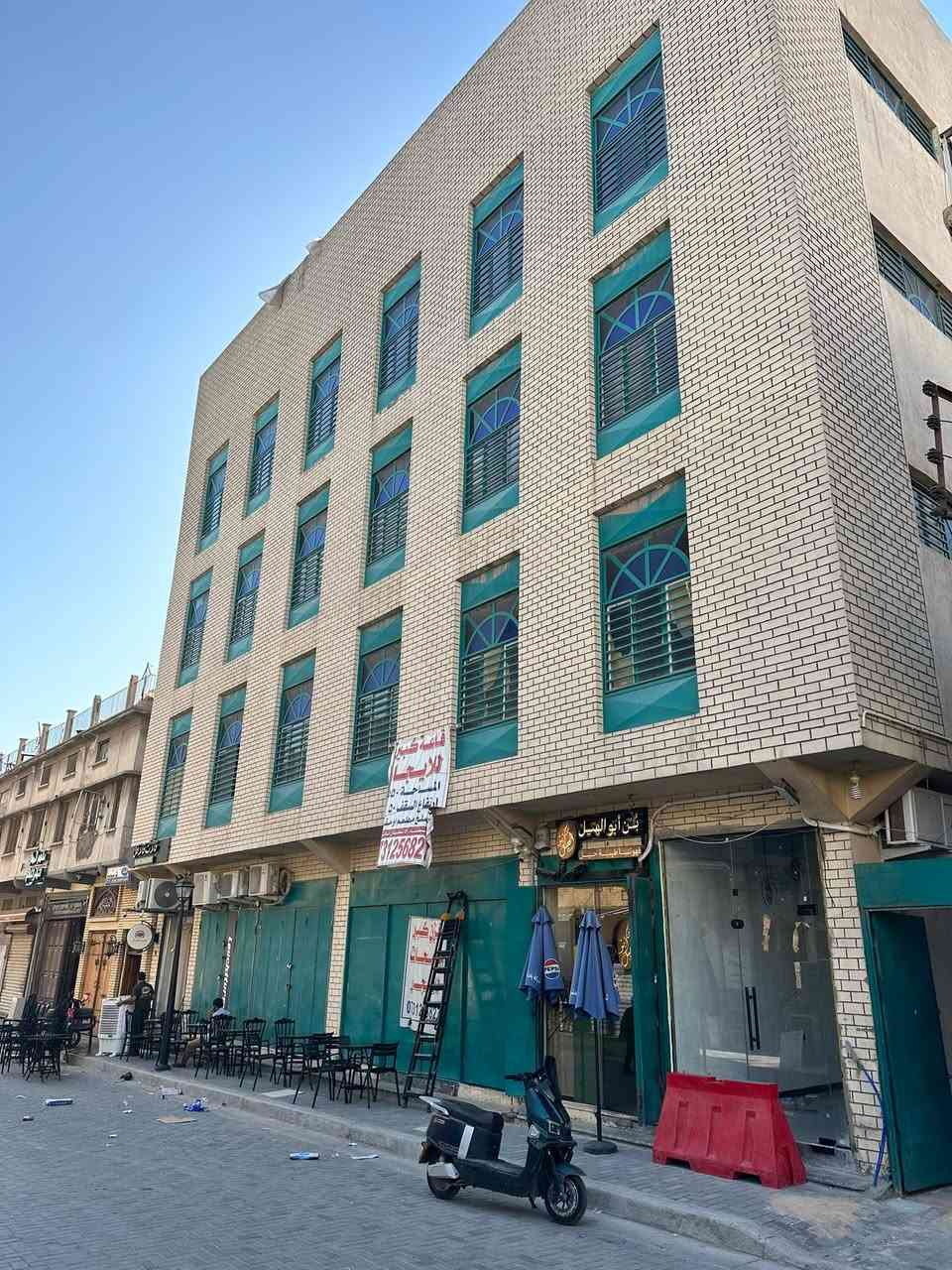 السلام عليكم ورحمة الله وبركاته
فرصة استثمارية جيدة 
بناية🏢 للأيجار في شارع الرشيد قرب مقهى الزهاوي مدخل القُشله 
معده للايجار للاستثمار علا المدى الطويل 
ملاحظة 📝 البناية مؤجره بنسبة 90‎%‎ من البناية ويمكن تفريغها خلال مده لا تزيد عن شهر للمهتم 
نبحث علا شركات كبيرة للاستثمار 
تتحتوي على!
سرداب + طابق ارضي 📐بمساحة 500 متر مربع 
وثلاث طوابق بمساحة 530 متر مربع 
المجموع 5 طوابق مع سطح مغلف بل الكامل 
جاهزه للتقطيع حسب الطلب 
المميزات 🫰 تحتوي علا 👇
1 - مصعد واحد للأشخاص 
2- ونج للأحمال الثقيلة 
3- منظومة اطفاء + سلم للطوارئ 
4- منظومة كامرات 24 ساعه 
5- حارس 24 ساعه 
6- خط كهرباء ⚡️ استثنائي 24 ساعه مع مولد كبير للطوارئ 
للاستفسار:***********
