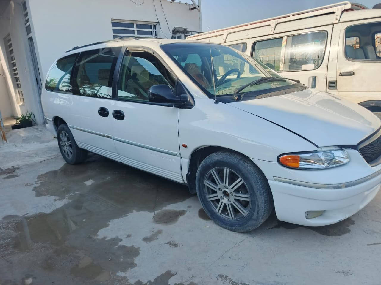 سلام عليكم سياره للبيع كرايسلر موديل ١٩٩٦ كامله كير اوتوماتيك تبريد شغال مابيه اي نقص بكان السياره ديالى بعقوبة السعر ٣٨ بيه مجال حك الجيه اتصل علا الرقم ***********/*********** مكلف في النشر
