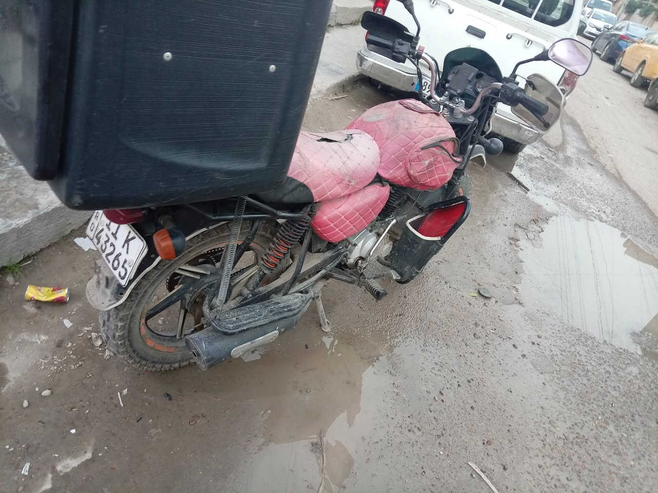 السلام عليكم بوكسر مديل 19 مرقمه بسمي تحويل ثاني يوم الدراجه مال مطعم متروكه فتره بس شغاله نكره سلف صوت بلمحرك بس ماكو دخان ترايك وين متريد بيها نقوصات بسيطه مثل باتري وبيها كم شغله المحرك بي صوت ماعرف يمكن تفيلس السعر مليون 600 وبيها مجال مكان الدراجه بغداد البياع رقم التلفون ***********
