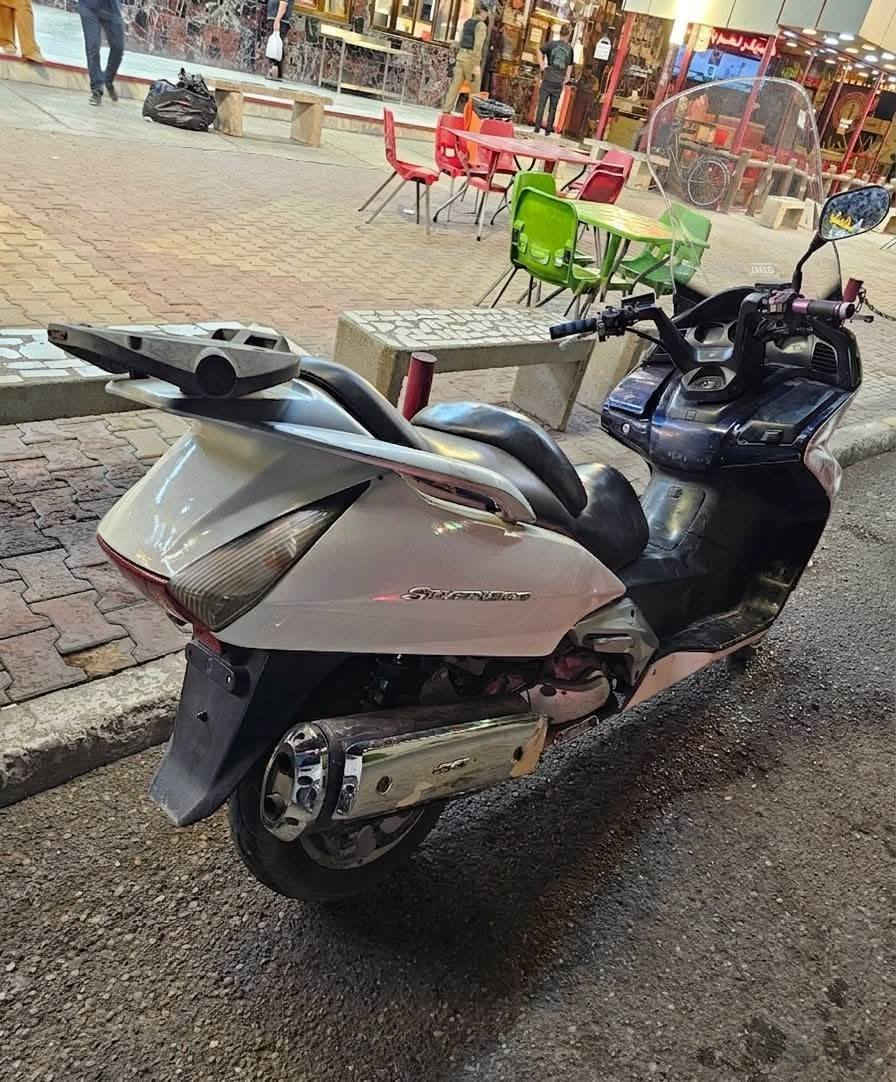 سلفر ونج 600cc كرستال 
ماشية 42 الف 
 سرعة 200 
مكينة بلاد
شلعة ومعدل وبطناش شرط 180
دراجة حلوة وجاهزة للشارع كهربائيات زنون وكالة 
سعرها 1350 الف وبيها مجال بسيط 
*********** 
مكاني بغداد الجديدة
