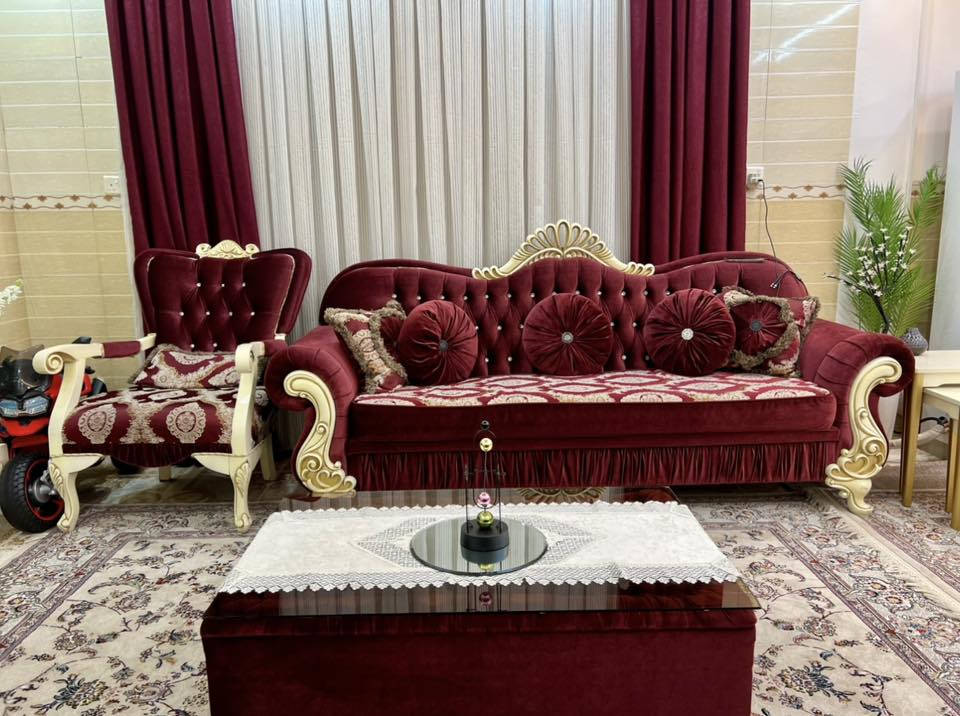 تاقم قەنەفەی ١٠ نەفەری کلاسیکی تورکی بۆ فرۆشتن
تەنها بەشی ژێری دوو نەفەرییەکەی تەختەکەی شکاوە و چاک ئەکرێت و بەسیتە… زۆر تازە و جوان و خاوێنە… شوێن دانیشتنەکەشی بەرگە و دەرئەکرێت بۆ شۆردن
٦٥٠ هەزار و کەمێک مامەڵە… موشتەری نیت نامە مەنێرە تکایە
لە سلێمانی       ***********
