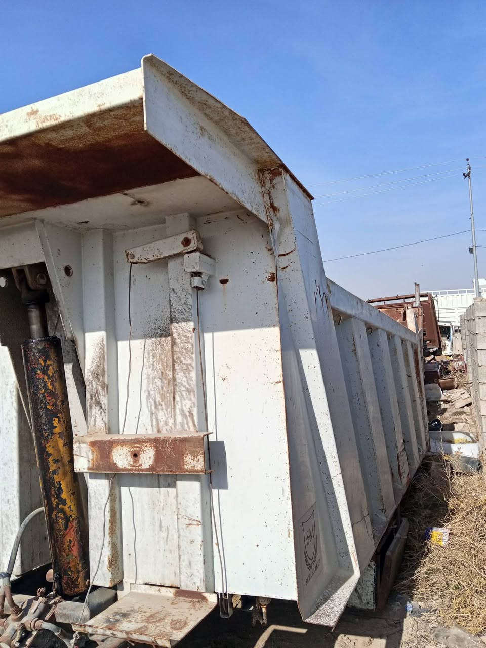 سلام عليكم للبيع بديات عدد 2 الابيض اطول 5 و60سانتيم وثاني طوله 5 وربع العنوان الفلوجه للستفسار اتصل على رقم ***********
