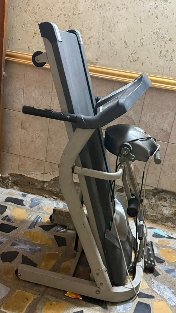 نوع الجهاز:
 • جهاز مشي كهربائي للبيت (Home Treadmill)
 • فيه حبل/أشرطة لمقاومة لتدريبات الجزء العلوي (كتف/صدر/ذراع)

الموتور : 
2.5 حصان 

السرعة : 
تقريبًا من 1 – 12 كم/س (شائعة في الأجهزة المنزلية) 

المسار (المنصة):
 • عرض المنصة حوالي 40–45 سم
 • طول المنصة حوالي 110–135 سم

اللوحة:
 • فيها شاشة رقمية صغيرة تظهر:
✔ وقت
✔ سرعة
✔ مسافة
✔ السعرات
✔ نبض

مزايا إضافية:
✔ كابلات تمرين / أشرطة لمقاومة
✔ منصات قدام لتمارين أسفل الجسم
✔ مقبضان جانبيان

جهاز مستعمل

السعر 150 الف والتوصيل مجاني 
للحجز والاستفسار المراسلة واتساب 
***********
