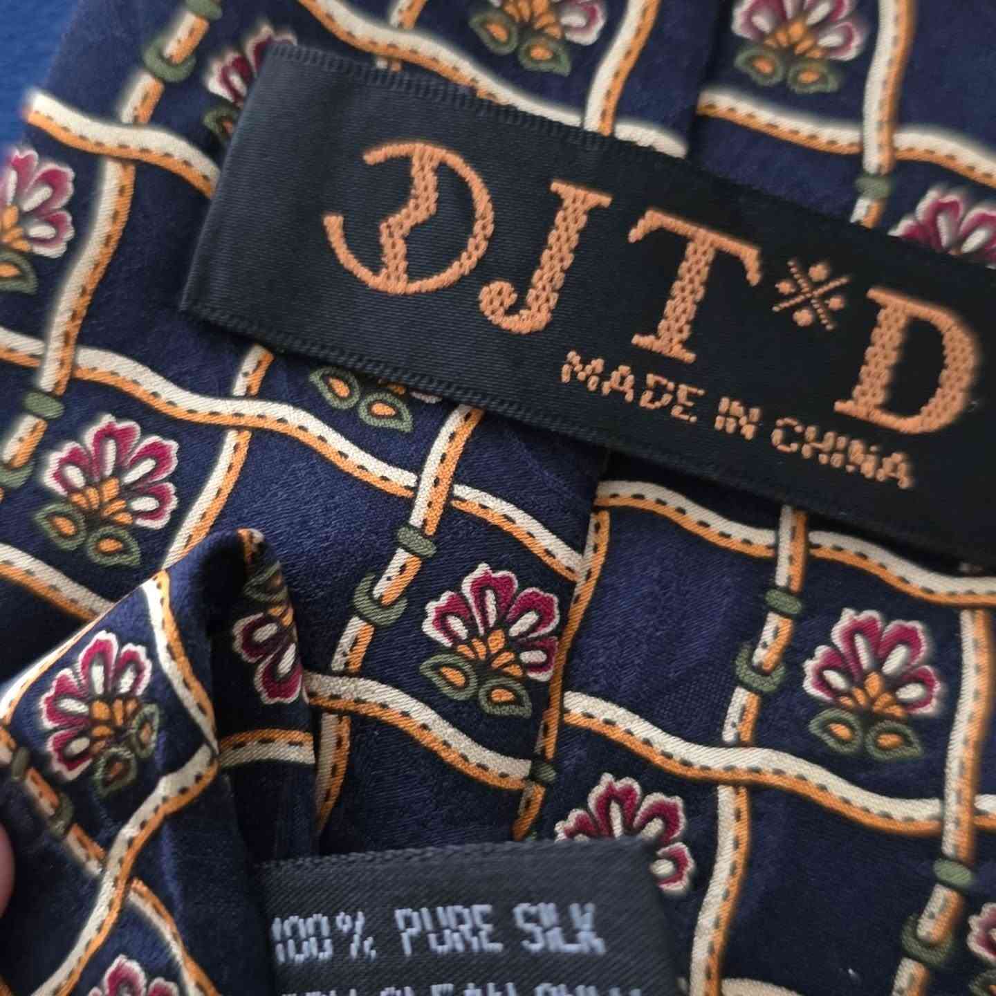 السعر:3,000 
التوصيل:5,000
التوصيل لجامعة التراث وجامعة النخبة:3,000 
كرافتة (ربطة عنق) حرير أصلي - تصميم كلاسيكي راقٍ
​أضف لمسة من الأناقة الرسمية لمظهرك مع هذه الكرافتة المميزة.
​الخامة: حرير طبيعي 100% (100% Pure Silk).
​التصميم: نمط هندسي كلاسيكي (مربعات) يتوسطها نقشة زهور ملكية صغيرة.
​الألوان: مزيج فخم من الكحلي، الذهبي، والأحمر القاني.
​العلامة التجارية: DJT.
​الحالة: ممتازة (بحالة الجديد).
​تنسجم بشكل رائع مع البدلات الكحلية، الرمادية، أو القمصان البيضاء والكريمية.
#fashionstyle #fashion #trending #عبودي_فاشن #الحمدلله


**إذا كنت صاحب هذا الإعلان وتريد حذفه لأي سبب، رجاءا أرسل رسالة إلى الدعم الفني**