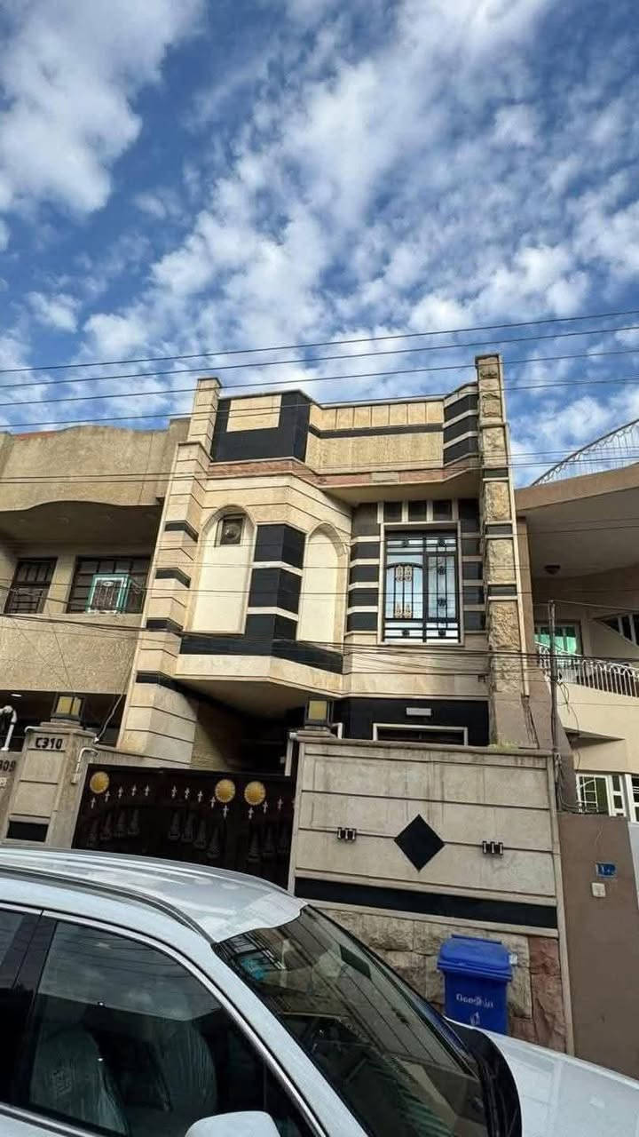 سلام عليكم عندي بيت للبيع المساحه ١٠٠ متر واجهه ٥ نزال ٢٠ ٤ نوم وصاله ومطبخ وخدمات  سعره ٣٩٠ مليون مكانه السيدية الضباط شارع النخيل 
***********  الجاد يتصل
