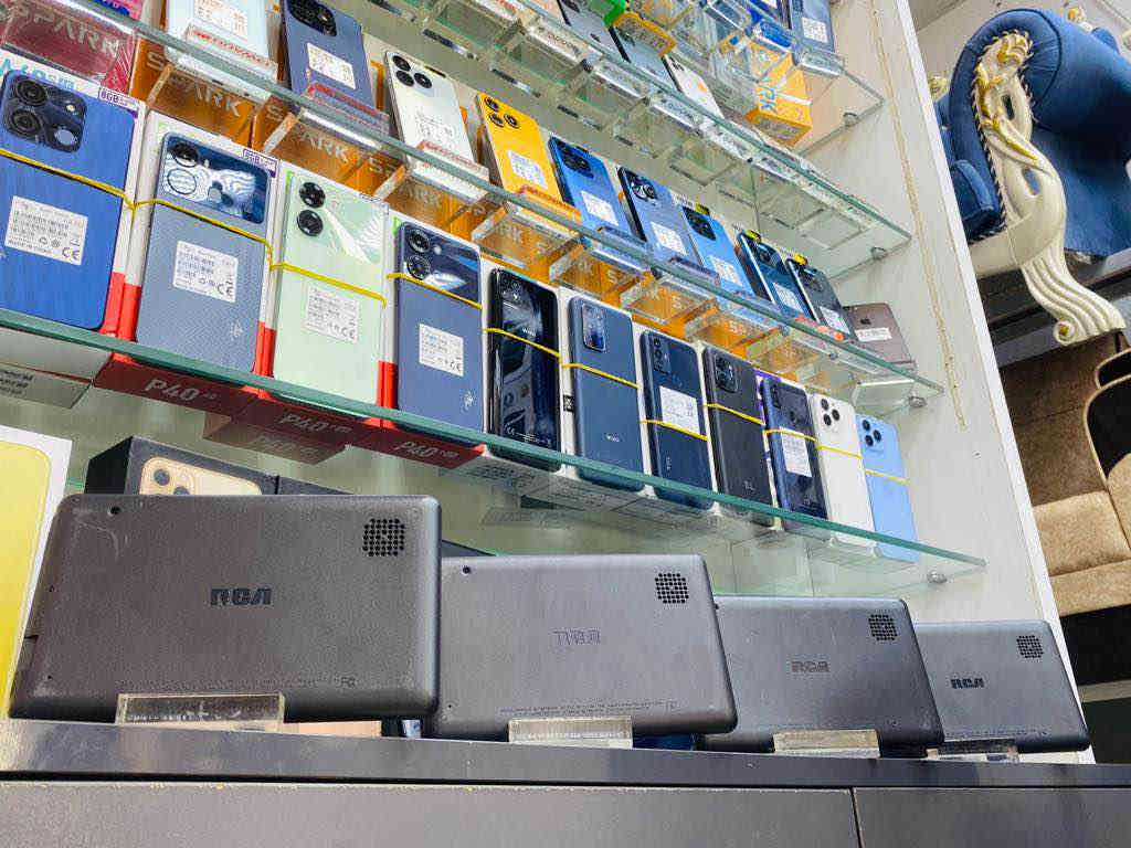 ايبادات امزون حجم 7 السعر 35 الف ذاكرة 16 
يشغل جميع البرامج حتى و ان فرمتت الجهاز يبقى اليوت يوب شغال 
العنوان معرض ضياء شارع الخليج مقابل مرطبات زهرة الخليج 
*********** الصويرة
