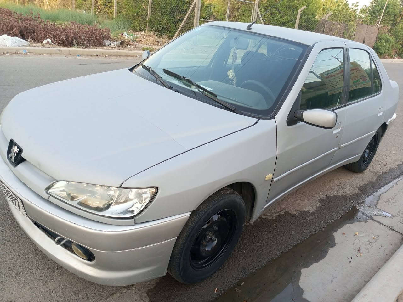 سلام عليكم 
بيجو 306 للبيع موديل 2001  للبيع 
السيارة جاهزة مكينه شادلها جديده تبريدها ثلج تخم تاير باتري جديد حداديه أماميه وخلفيه جديده كهربائياتها كلها شغالة السياره حلوه ونظيفه مال جناي رقم جديد وبسمي مكانها بغداد السعر 37 وبيها مجال للاتصال *********** السيارة مغلفه فابلون طافي رصاصي للجمالية.
