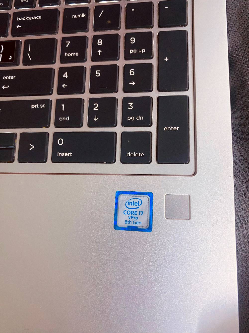 � لابتوب HP EliteBook للبيع (استعمال شخصي)

عندي لابتوب خاص بي للبيع بحالة نظيفة جداً واستعمال خفيف، مناسب للدراسة والعمل والتصفح.

✨ المواصفات:
• نوع الجهاز: HP EliteBook
• رام (RAM) جيدة تشغل البرامج بسلاسة
• يدعم SIM كارت للإنترنت المباشر
• بصمة إصبع لفتح الجهاز بسرعة وأمان
• Wi-Fi سريع واتصال قوي بالإنترنت
• شاشة واضحة وألوان جميلة ومريحة للعين
• أداء سريع بالتشغيل وفتح البرامج
• بطارية جيدة تدوم فترة زينة
• منافذ متعددة: USB – HDMI – مدخل سماعات – مدخل شبكة
• كيبورد عربي + إنكليزي
ذاكره ٥١٢ssd الرام٣٢
المكان البوبيات عمود٧٩
السعر٥٠٠ وبيه مجال📌 الجهاز نظيف وما بي أي مشاكل.
📩 اللي مهتم يراسلني خاص رقم الهاتف*********** بي واتساب
