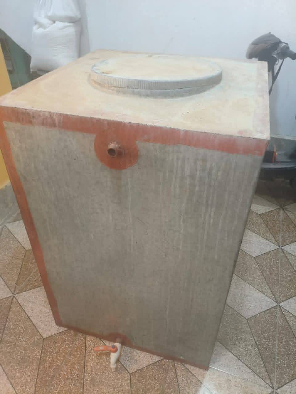 تانكي مستخدم قليل ٥٠٠ لتر يرهم مال بيت ويرهم مال مبردة قفله ٥٠ الف .
***********
