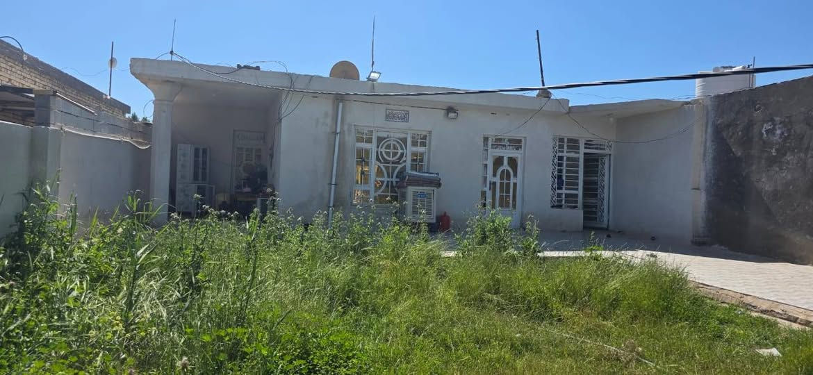 دار للبيع مساحته 550 متر حي الحكيم الثانيه غرفتين وهول استقبال مطبخ صحيات الشارع سبيس متوجين ع التبليط أن شاء الله يبعد عن الشارع العام  150 متر الاتصال واتساب  *********** ***********
