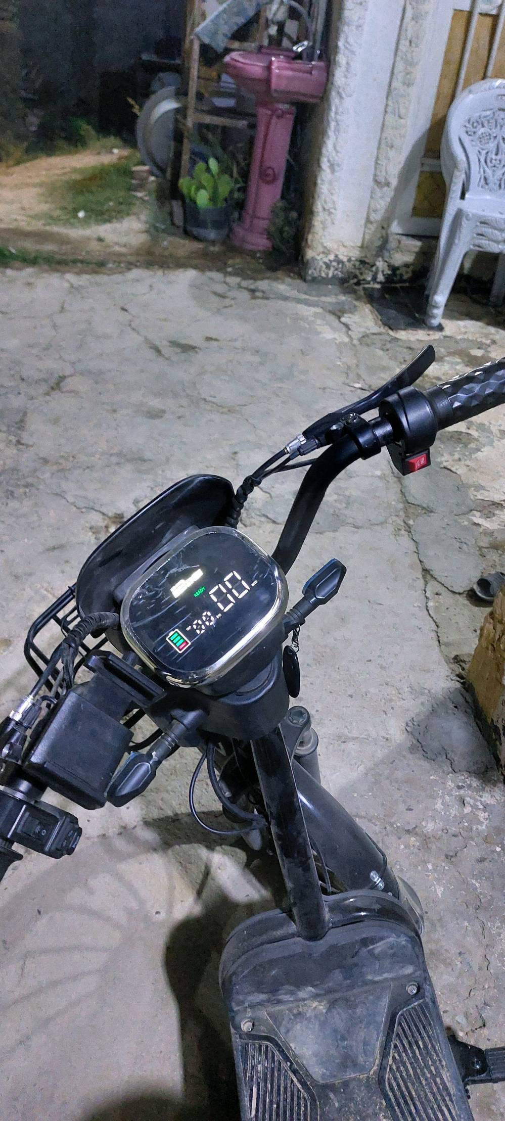 سلام عليكم بايسكل شحن للبيع جديد صارلي ٣ أشهر من ماخذه جديد بطاريات جديد ماصارلي ١٥ يوم من اشتردتهن عقل جديد كلش كامل يمشي عل شحننه الوحده ٢٠ كيلو اني اروح بيه للشغل ولحمد لله  ما وكفني بل شارع يمشي ٦٠ سعره ٤٥٠وبيه مجال للطيبين هذا رقمي*********** بيه اتصال و واتساب