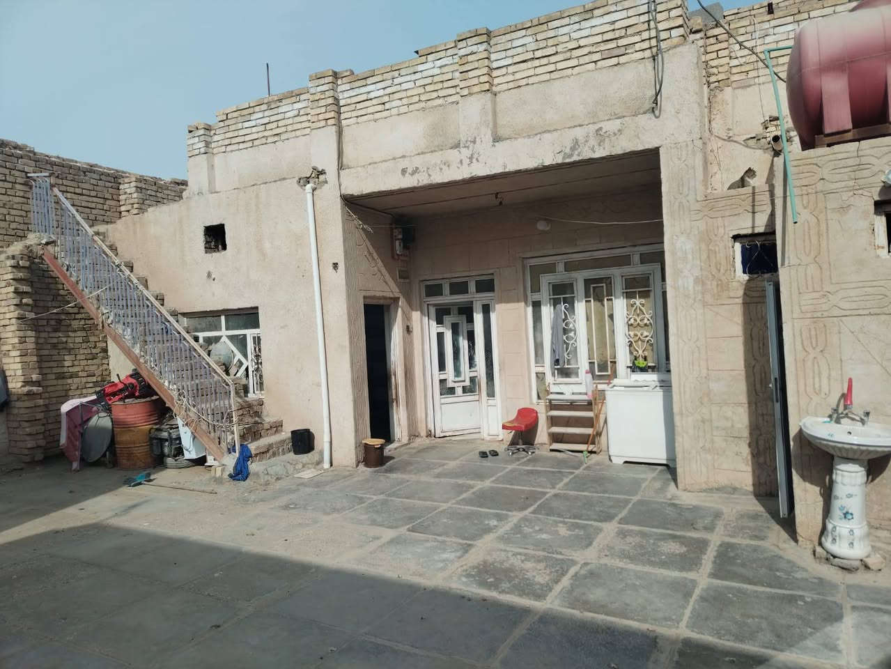 دار للبيع ع ع الشط  الكورنيش مجاور بيت تركي خوان قريب روضة الاقمار المساحة الكلية 286 مبني منها 100 متر بي غرفتين وصالة ومطبخ وصحيات وغرفة فوك مع ساحة 186 متر 
بقية الاستفسارات مراسلة خاص
او اتصال ***********
