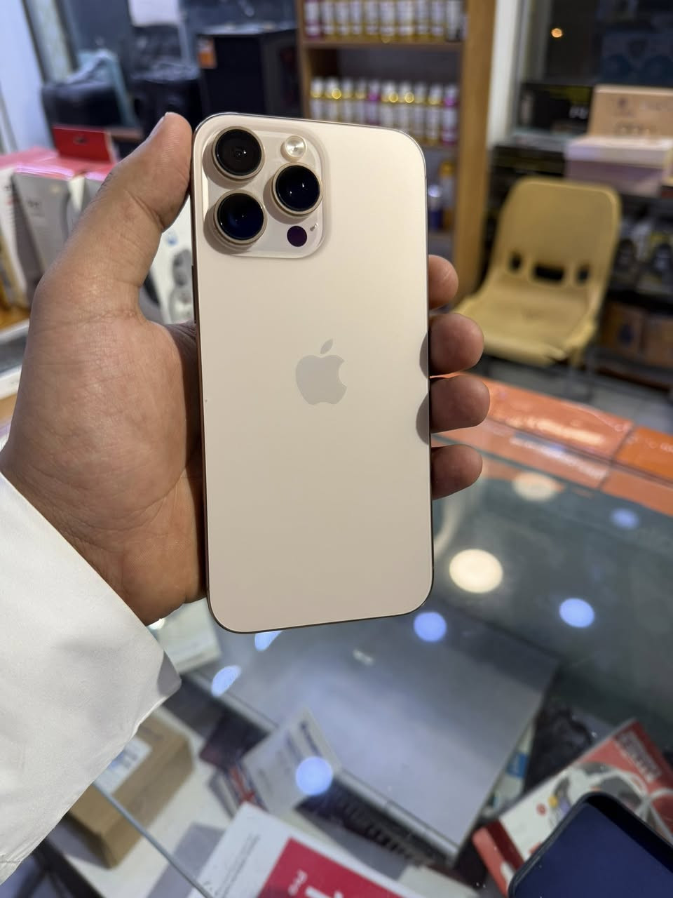 ايفون 16 برو ماكس 
ذاكره 256 
بطاريه 93 
نضافه 100/100 
شرق اوسط 
ضمان ماستر 
مركز حسن نصار للموبايل 
العنوان ناصريه حي سومر قرب السوق العصري 
موبايل ***********
