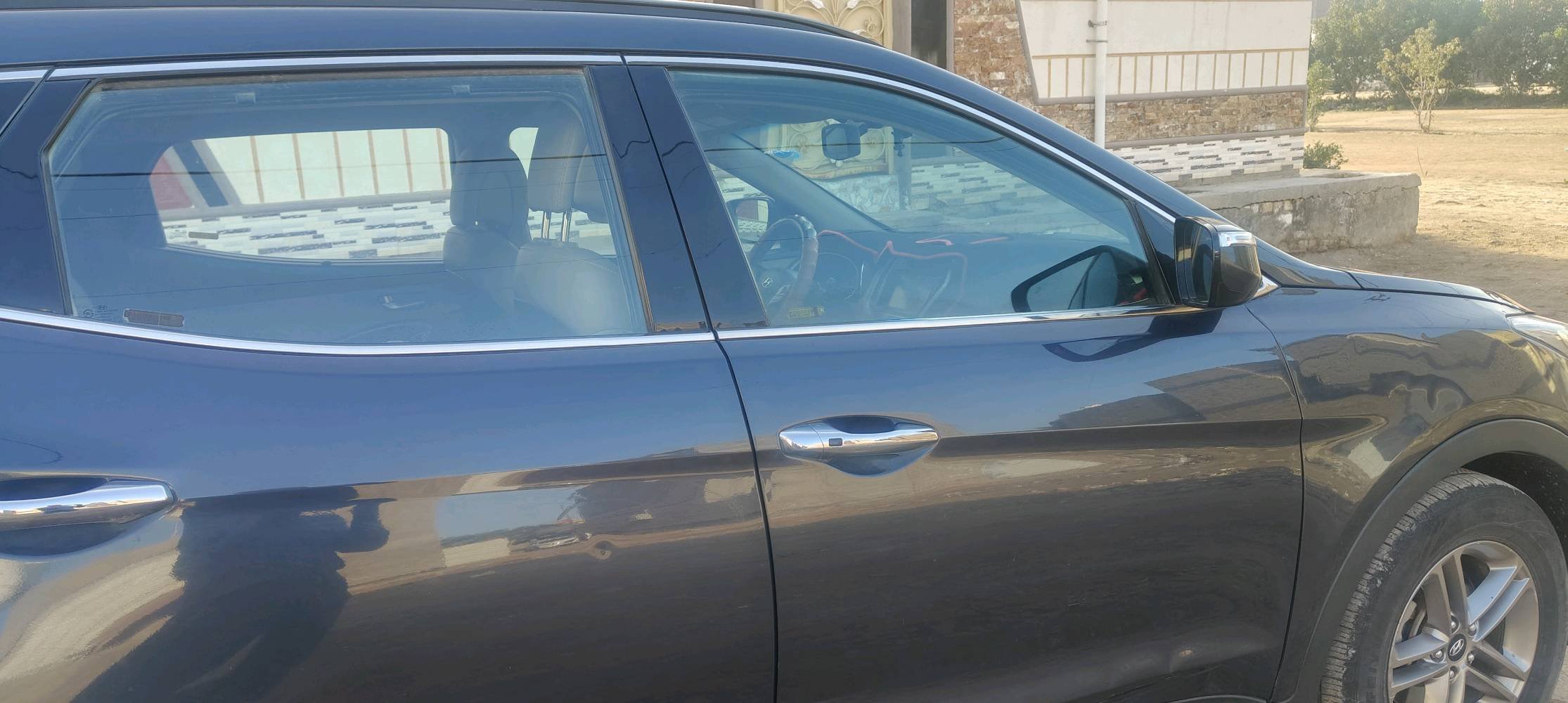 سيارة هيونداي سنتافي موديل 2017 للبيع، بحالة جيدة جداً كما هو موضح في الصور. اللون أزرق والسقف سونار. السيارة تتسع لعائلة وهي مناسبة للرحلات والتنقلات اليومية. تعمل بنظام الدفع الرباعي (AWD) وتتميز بمقصورة داخلية مريحة مع نظام ترفيه حديث. التقييم المروري حديث والمعاينة العامة ممتازة. للاستفسار الرجاء الاتصال على الرقم الموجود في الإعلان.