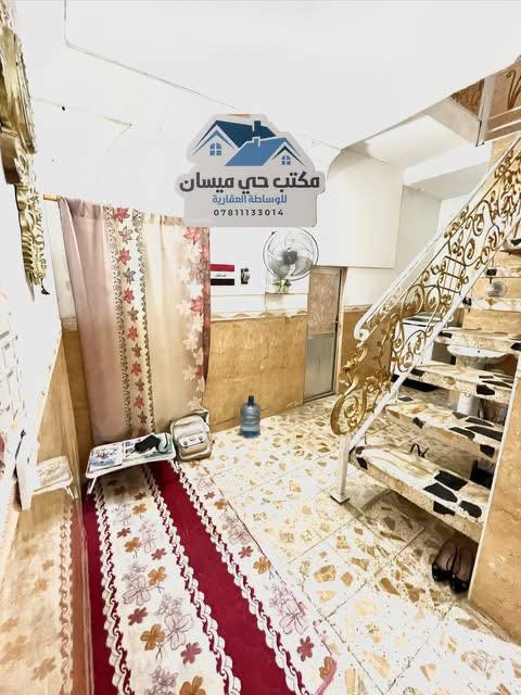 للبيع بيت 110متر مربع طابقين 10*11 متر و شارع 10 متر مفتوح على الشارع التجاري الشريط بداية قطاع 76 قريب على شارع البوريات حي ميسان يحتوي الطابق الاول غرفة و صالة و مطبخ و استقبال و الطابق الثاني 3 غرف السعر 125 وبي مجال للاستفسار اتصل ***********
