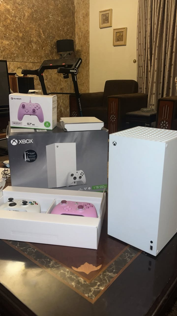 XBOX سيرس x للبيع
نضافه الجهاز 100% مكفول من الفتح والتبديل واجي وياك وين متريد تفحصه 
ويا يدات اثنين 
وبي اشتراك كيم باس لشهر ال12 
المساحه 1 تيرا 
السعر750 الف 
رقمي *********** 
مكاني بغداد زيونه
