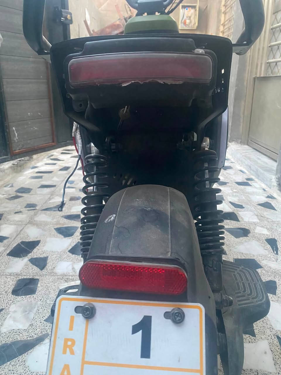 سلام عليكم
دراجه شحن يو تو 

اشارات يمين ويسار مع صوت انذار لكل اشاره 

لايت عالي ناصي

هورن 

شاحنه اصليه مع الدراجه

شاشه Digital تعرض نسبه الشحن والسرعه و اي عطل في الدراجه

3 نمر سرعه 

سرعه الدراجة 80حقيقي 

وثلاث سويجات 
 
بريكات امامي خلفي 

عدد البطاريات 5

نقوصات الدراجة بطاريات وتاير خلفي بنجر 
 
السعر 700 وبيهة مجال 
العنوان بغداد حي اور 
للاستفسار الاتصال على الرقم 
***********
