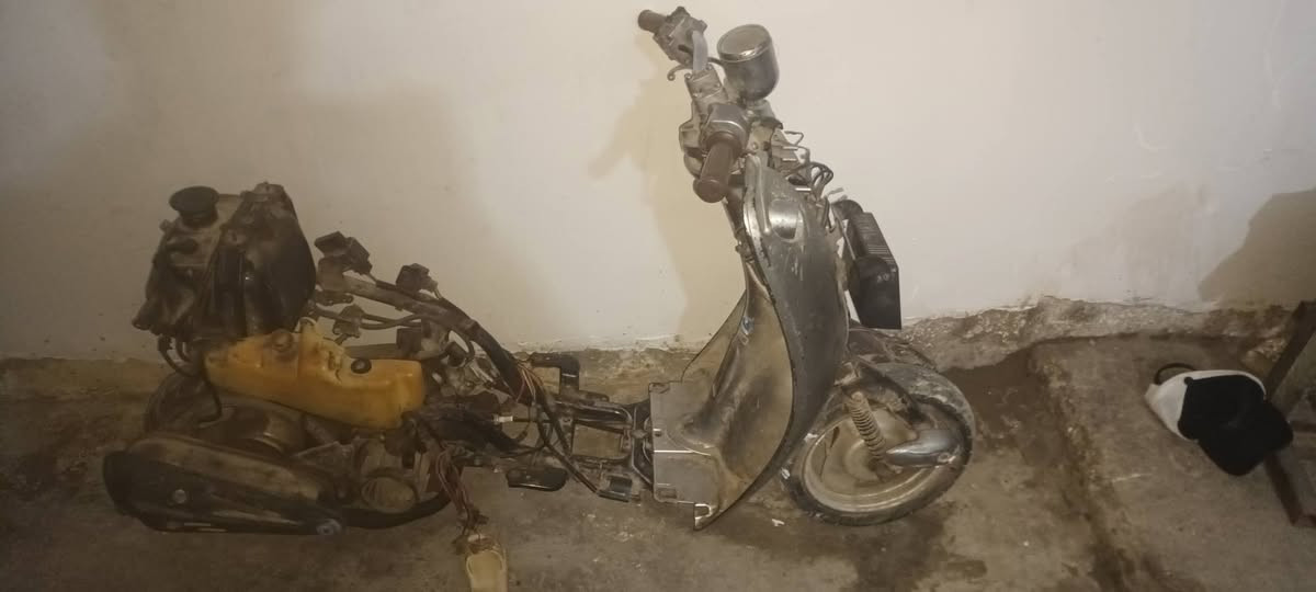 السلام عليكم هاي دراجه كلاسيك تشغل بس كابريتر عطل وتركتها صالها فتره طويله للبيع قيم واخذ هاتف واتساب فقط ***********
