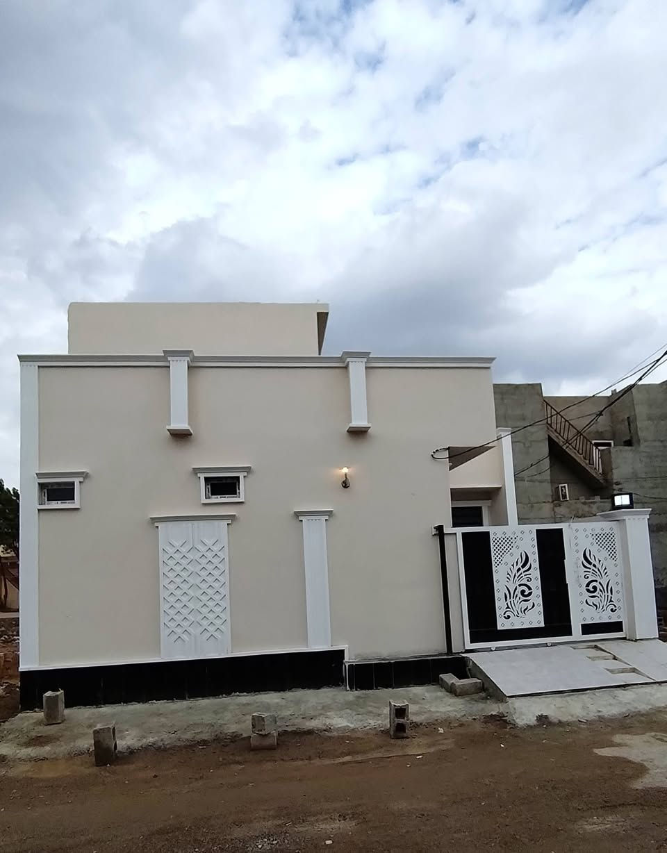 دور الزراعة
دار للبيع ١٠٠ م ١٠ × ١٠  مربع طابق واحد
الموقع بعقوبة تقاطع القدس دور الزراعة الثالثة 
كراج سياره ،، إستقبال ،، مطبخ وصاله كبيره 
غرفة نوم ،، مجموعة صحيه ،، منور ،، بيتونه
بناء حديث جاهز للسكن 
خدمات كامله ماء مجاري تبليط كهرباء 
للأستفسار أكثر اتصل على الأرقام التالية او على الخاص 
وسام اللهيبي ***********
ياسر فارس حسين *********** 
مكتب الجزيرة لبيع وشراء الأراضي والدور السكنية
