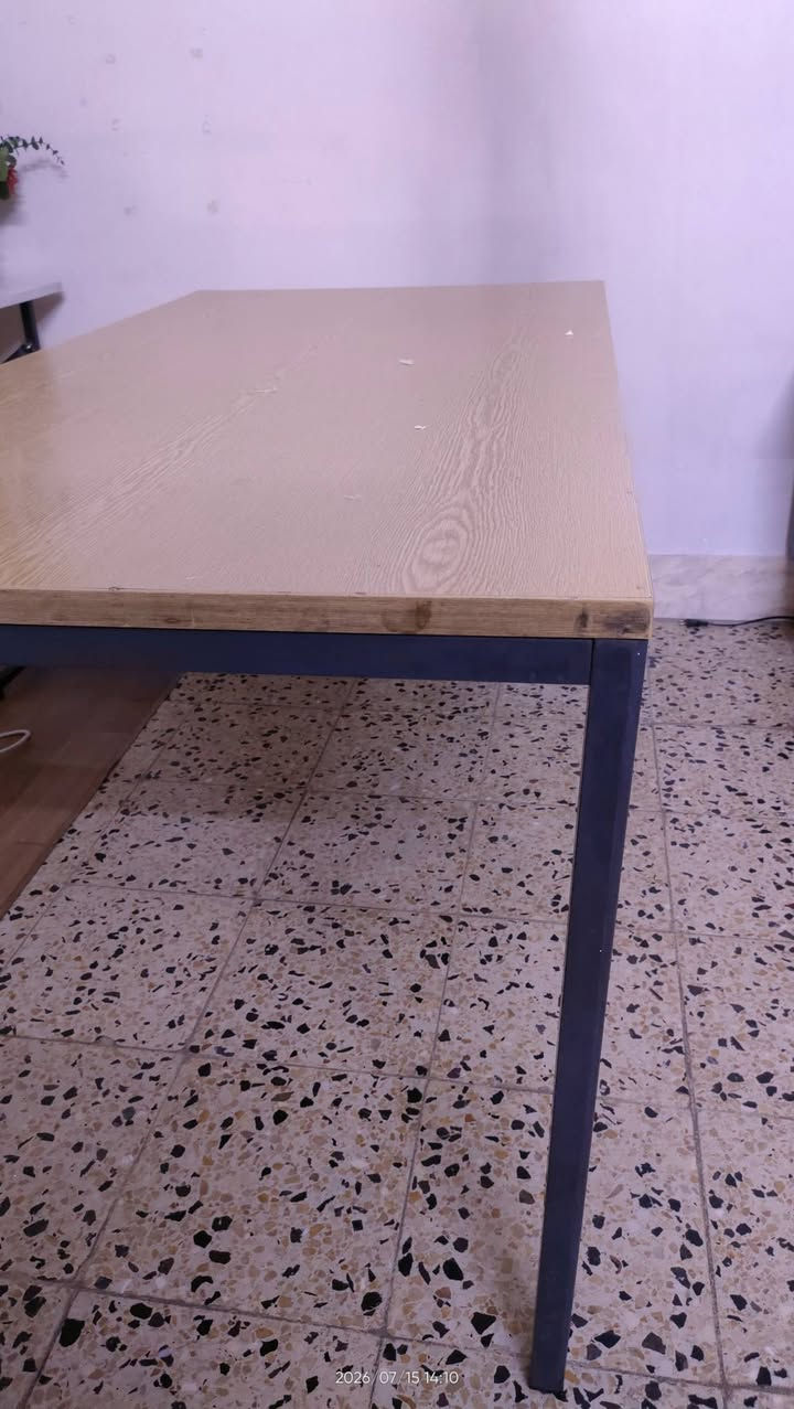 ميز للبيع كبير كلش
الطول كتر و56 والعرض 78 والارتفاع 75
بغداد/ الحبيبيه
***********
