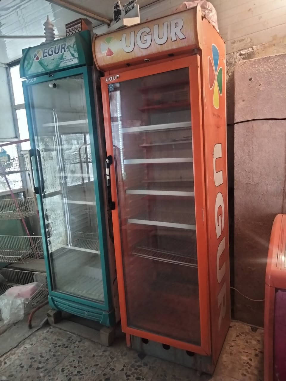 عارضات للبيع اثنيهن. ***********
