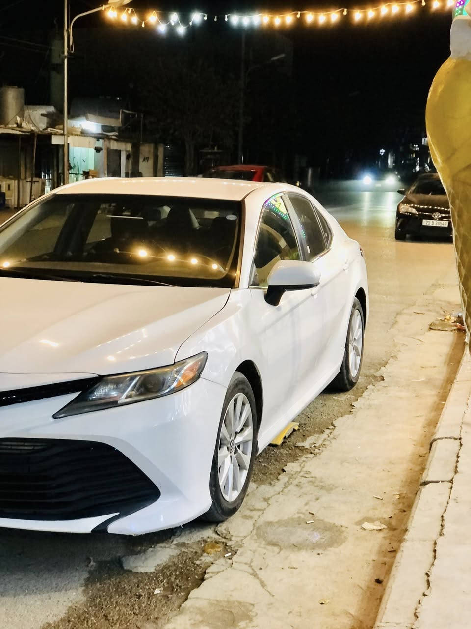 تۆیۆتا کامری 2018 مواسەفات LE ئەمریکی ڕەنگ سپی بەفری ناو ڕەش و تحدید سرعة و گێڕ ئۆتۆماتیک و عادی لایت زینۆن و شاشە گەورە و وایەرلێس چارج و ئەوتۆ هۆڵد سەیارەکە زۆر جوان پاکە و سێرڤس عامی بۆ کراوە و هی ماڵی خۆمە وەک و بۆیاخ تەنها بۆنیتی بۆیاخە و نوک هەردوو چاملخی پێشەوەشی کەمێک کارتی هەیە  سەنەوی و ڕەقەم  و ژینگە و ڕێگا و بانیشی هەمووی تازەیە و بیتاقەی بەنزینیشی هەیە
گێر و مەکینەشی بە شەرت 
هیچ کێشەی تێدا نیە

نرخ/168 وەرەقە و مەجال
ژ.م/***********
***********
0750 956 4987
0770 429 3032
