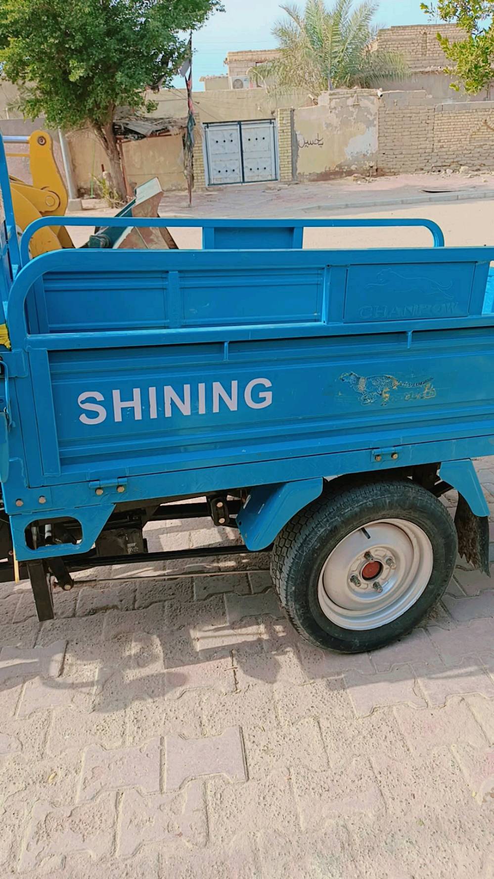 التكتك هذا لون أزرق ونظيف مع مساحة تحميل واسعة، مثالي لنقل البضائع داخل المدينة. صيانته جيدة ويحتوي على أربعة عجلات لضمان استقرار وقيادة ممتازة.