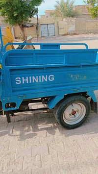 التكتك هذا لون أزرق ونظيف مع مساحة تحميل واسعة، مثالي لنقل البضائع داخ...